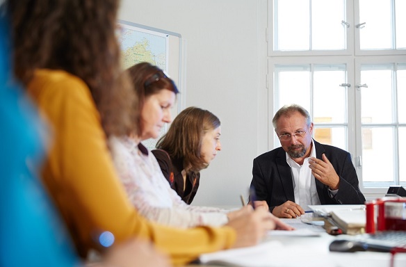 Experten beraten am Besprechungstisch.