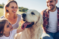 Das Bild zeigt eine Familie mit Hund