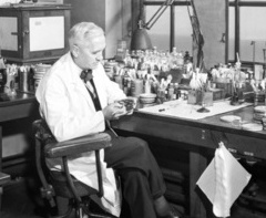 Das Bild zeigt Sir Alexander Fleming