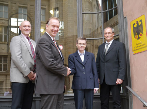 Das Bild zeigt Jörg M. Schneider (Unternehmensberatung Siratec), Präsident Dr. Helmut Tschiersky, Dr. Ortrun Janson-Mundel (Auditorin TÜV NORD) und Qualitätsmanager Dr. Frank Bähre vor dem Haupteingang des BVL-Berlin.