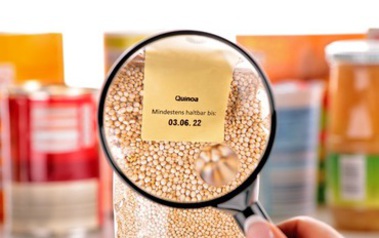 Das Bild zeigt das MHD eines Quinoa Produktes. (Quelle: fovito - stock.adobe.com)