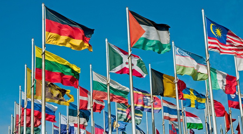 Das Bild zeigt die Flaggen vieler Länder. (Quelle: Christian Maurer - stock.adobe.com)