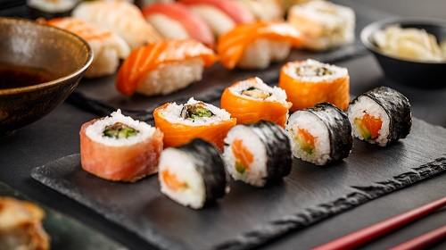 Das Bild zeigt einen Teller mit Sushi.